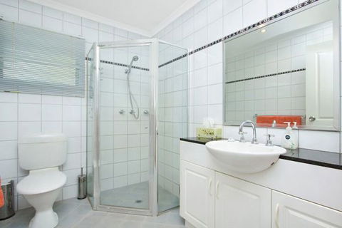 Garunya Executive Townhouse - Accommodation QLD 5