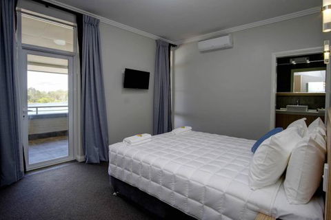 Lakes And Ocean Hotel - Accommodation QLD 4