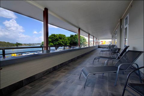 Lakes And Ocean Hotel - Accommodation QLD 6