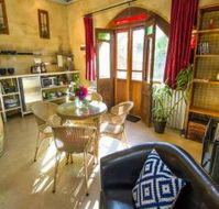 Outback Cellar and Country Cottage - Accommodation QLD