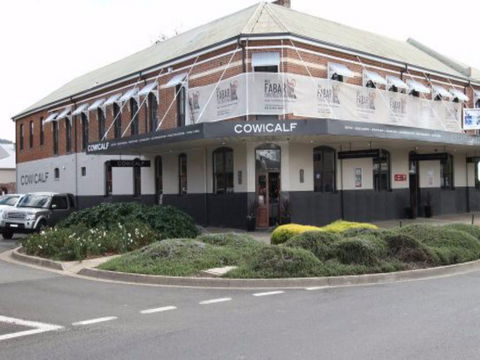 Cow And Calf Hotel - Accommodation QLD 0