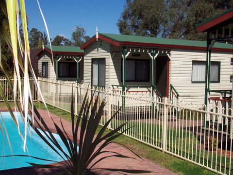 Parkes Country Cabins - Accommodation QLD 2