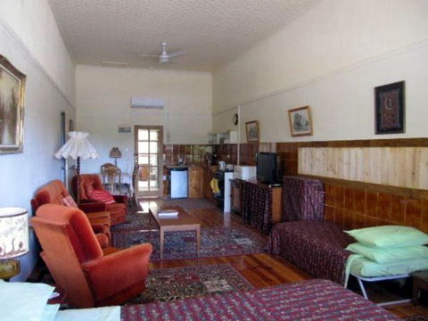 Carmines Antiques And Accommodation - Accommodation QLD 1