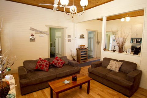 Anderl's Beach Cottage - Accommodation QLD 2