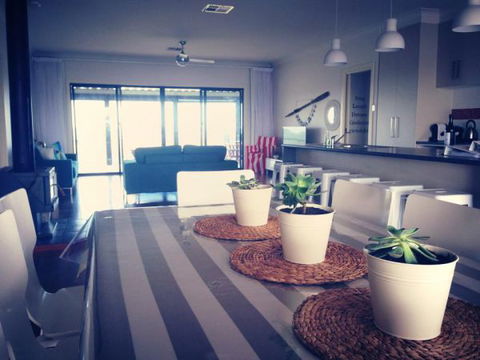 Vintage Oar Holiday House - Accommodation QLD 1