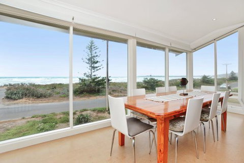 Willows - Accommodation QLD 0