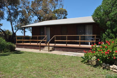 Clinton Cabin - Accommodation QLD 0
