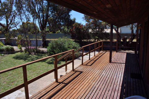 Clinton Cabin - Accommodation QLD 1