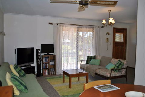 Clinton Cabin - Accommodation QLD 3