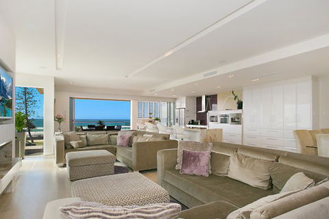 Oceans 74 - An Elite Holiday Home - Accommodation QLD 32