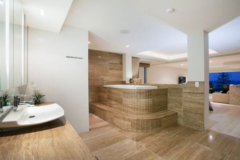 Oceans 74 - An Elite Holiday Home - Accommodation QLD 35