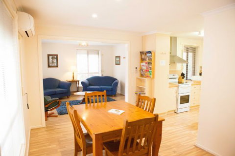 Unit 2 - Accommodation QLD 3