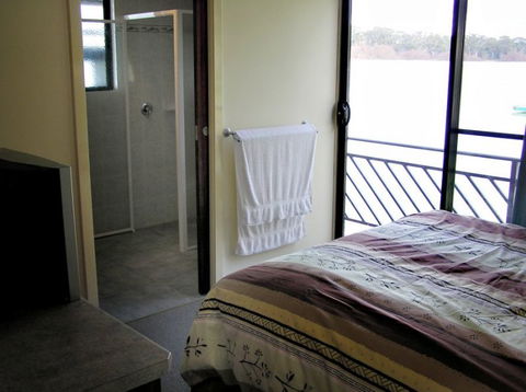 Takeme2 Houseboat - Accommodation QLD 3