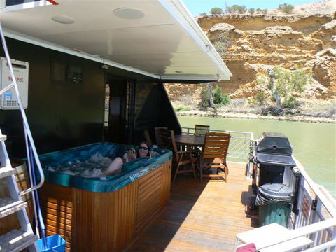 Takeme2 Houseboat - Accommodation QLD 4