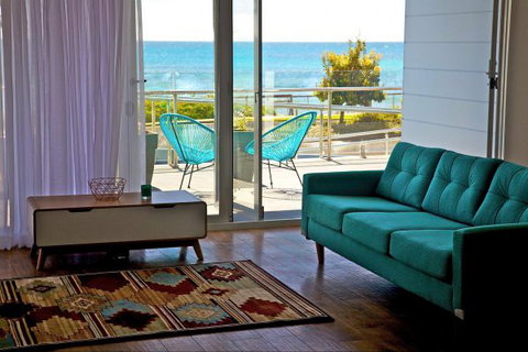 Penguin Beachfront Apartments - Accommodation QLD 2