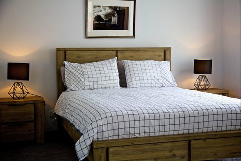 Penguin Beachfront Apartments - Accommodation QLD 8