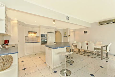 SALT Waterfront Apartment - Accommodation QLD 2