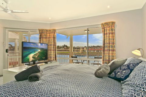 SALT Waterfront Apartment - Accommodation QLD 3
