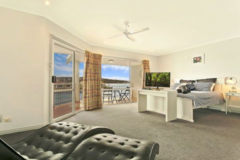 SALT Waterfront Apartment - Accommodation QLD 4