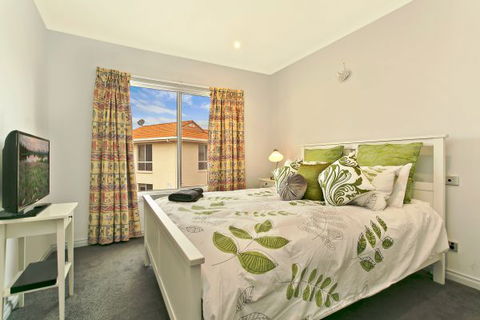 SALT Waterfront Apartment - Accommodation QLD 6