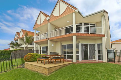 SALT Waterfront Apartment - Accommodation QLD 8