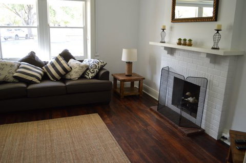 Two Cow Cottage Bed And Breakfast - Accommodation QLD 6