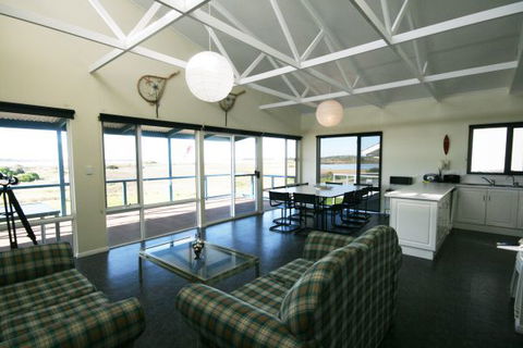 LJ Hooker Goolwa Holiday Rentals - 25 Barrage Road, Goolwa South - Accommodation QLD 1