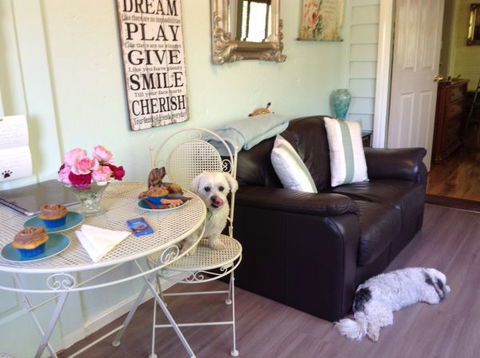 Must Love Dogs B&B And Self-Contained Cottage - Accommodation QLD 4