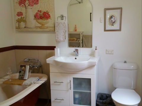 Must Love Dogs B&B And Self-Contained Cottage - Accommodation QLD 5