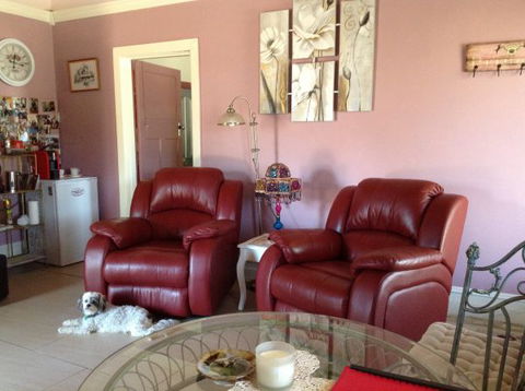 Must Love Dogs B&B And Self-Contained Cottage - Accommodation QLD 7