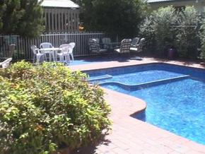 Barrasss John Bright Motor Inn - Accommodation QLD 2