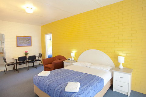 Statesman Motor Inn - Accommodation QLD 2