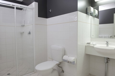 Adelaide Riviera Hotel - Accommodation QLD 0