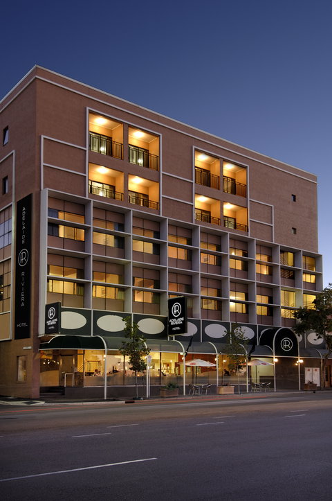 Adelaide Riviera Hotel - Accommodation QLD 2