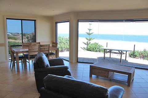 Cliff House Beachfront Villas - Accommodation QLD 1