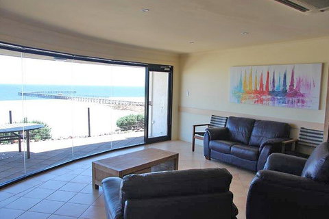 Cliff House Beachfront Villas - Accommodation QLD 2
