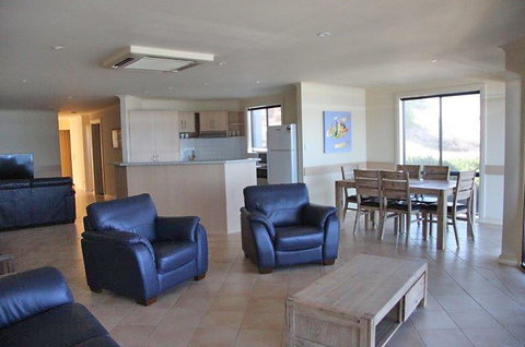 Cliff House Beachfront Villas - Accommodation QLD 4