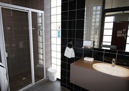 Highlander Hotel Bar Kitchen Rooftop - Accommodation QLD 4