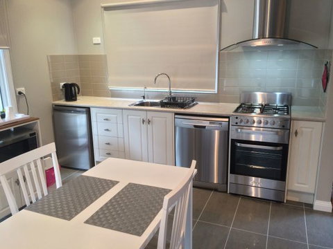 High Peaks Cottages - Accommodation QLD 2