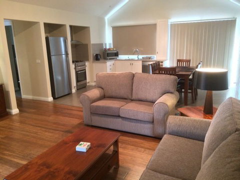 High Peaks Cottages - Accommodation QLD 4