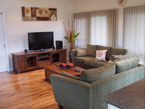 High Peaks Cottages - Accommodation QLD 5