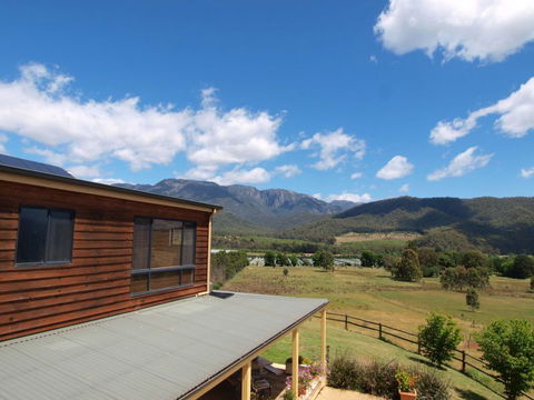 Mad On The Buckland - Accommodation QLD 5