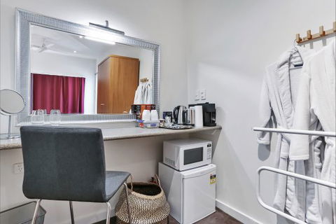 Barossa White House: The West Wing - Accommodation QLD 6