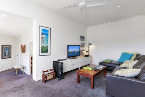 Barossa White House: The West Wing - Accommodation QLD 7