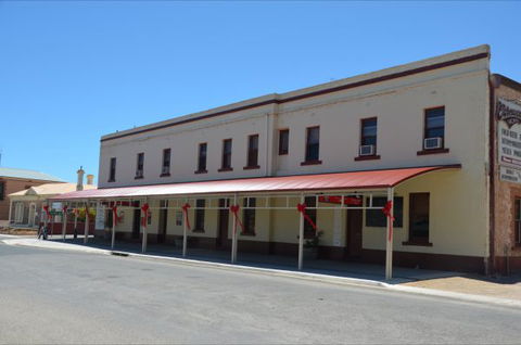 Copper Coast Hotel - Accommodation QLD 3