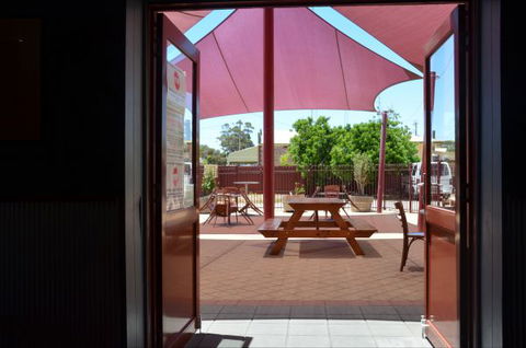 Copper Coast Hotel - Accommodation QLD 6