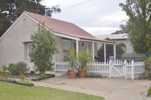 Almond Tree Cottage - Accommodation QLD 4