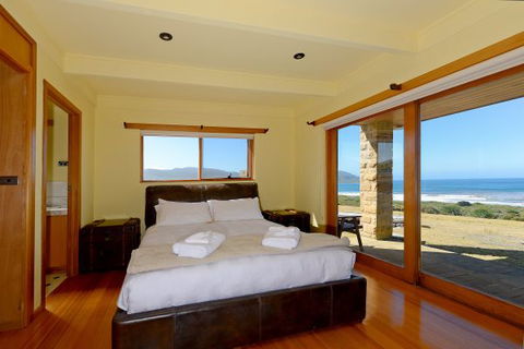 Cloudy Bay Villa - Accommodation QLD 4