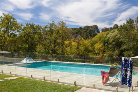 Flop House - Accommodation QLD 2