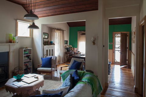 Flop House - Accommodation QLD 7